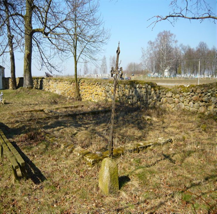 Кованный крест на фоне старого фундамента и каменной ограды.jpg