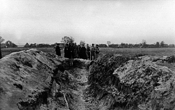Расстрельную яму в Рожковке велено не закапывать минимум в течение года чтобы рожковцы помнили о неминуемой казни в случае сотрудничества с партизанами.jpg