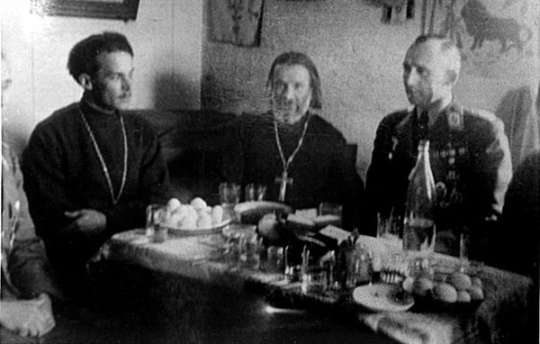 Со священниками после освящения церкви в Рожковке. Крайний справа майор Хербст.jpg